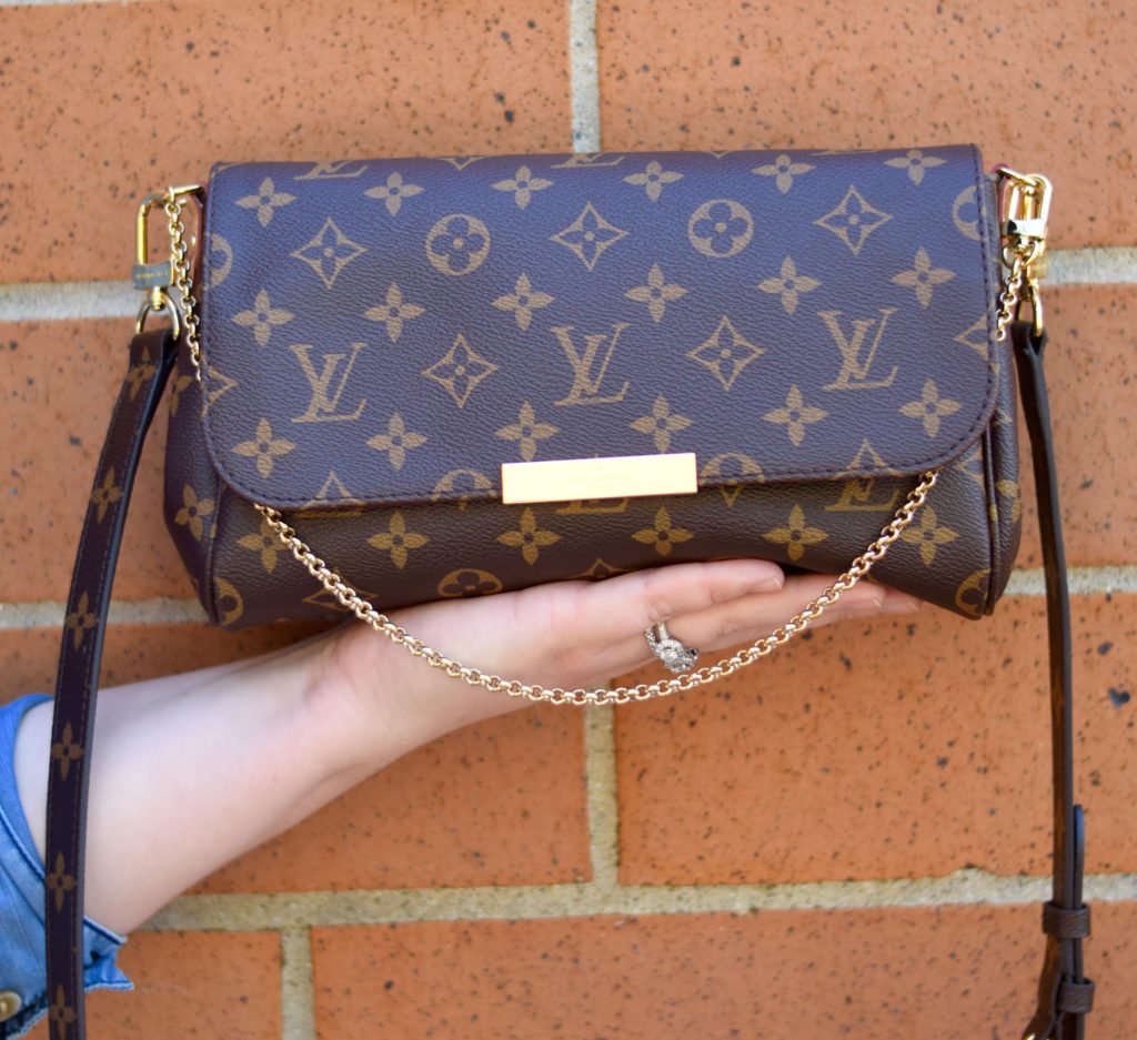 A review of the coveted Louis Vuitton Favorite MM in Monogram Canvas. This bag is currently one of the most sought after pieces from Louis Vuitton. 