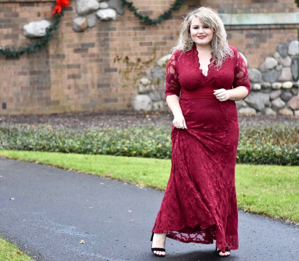 In this post I share a Kiyonna Formal gown, the Screen Siren gown just in time for Holiday formal events and Christmas pictures! 