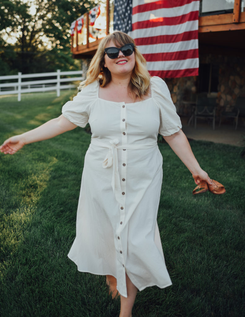 Happy Fourth of July! Sharing a chic white cotton midi dress from H&M that is perfect for summer activities from work to fun on the weekends. 