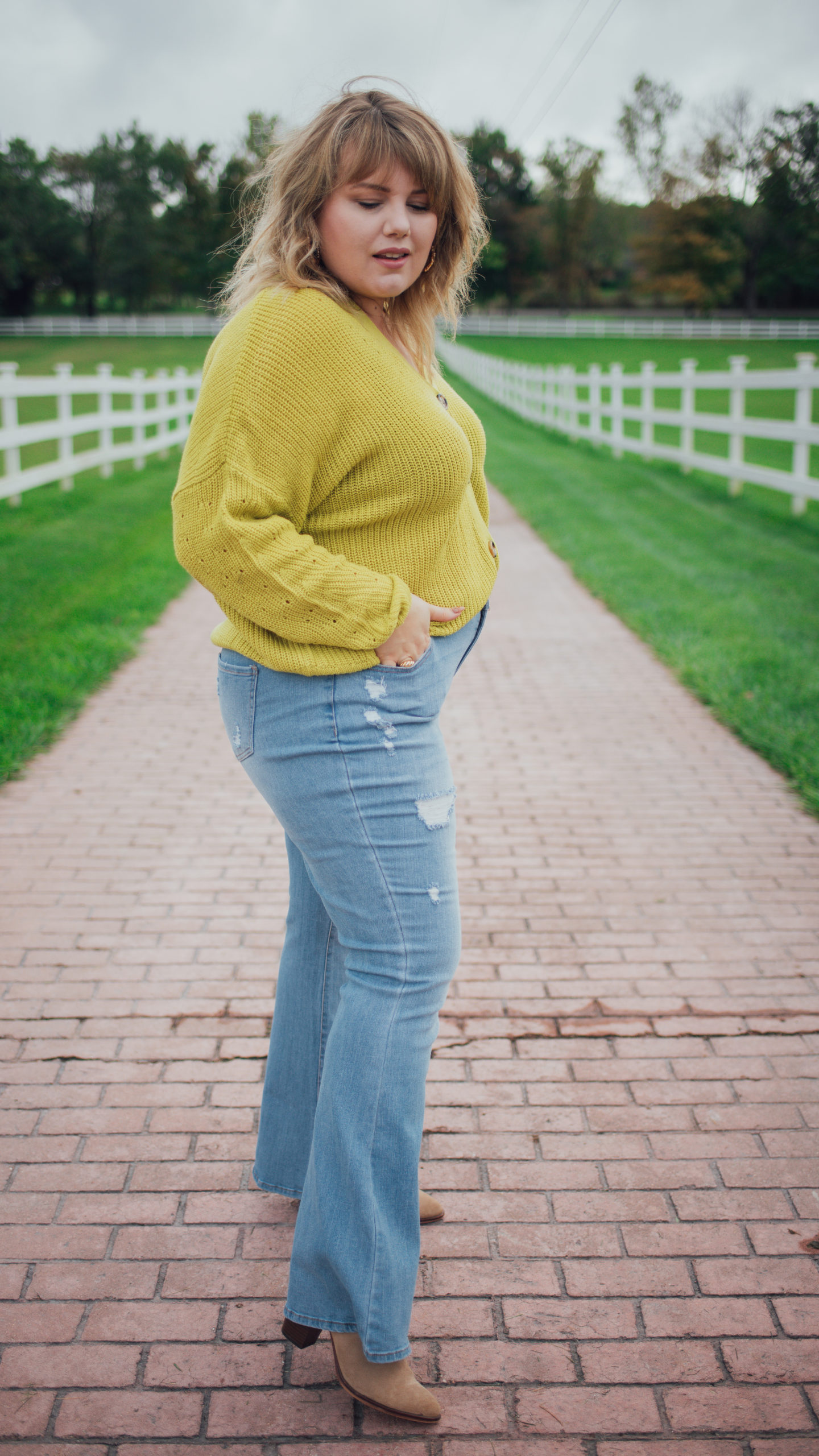 Sharing some cute sweaters from the brand Cato, and a chic cardigan and flare denim outfit! I styled a plus size green cardigan from Cato.