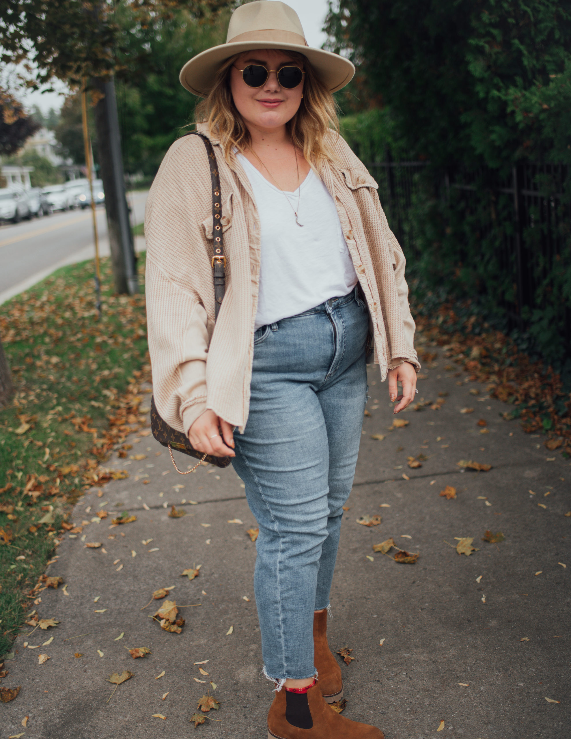 Sharing a chic fall casual outfit that is perfect for everything you might be getting up to this fall! Boyfriend denim and a comfy top! 