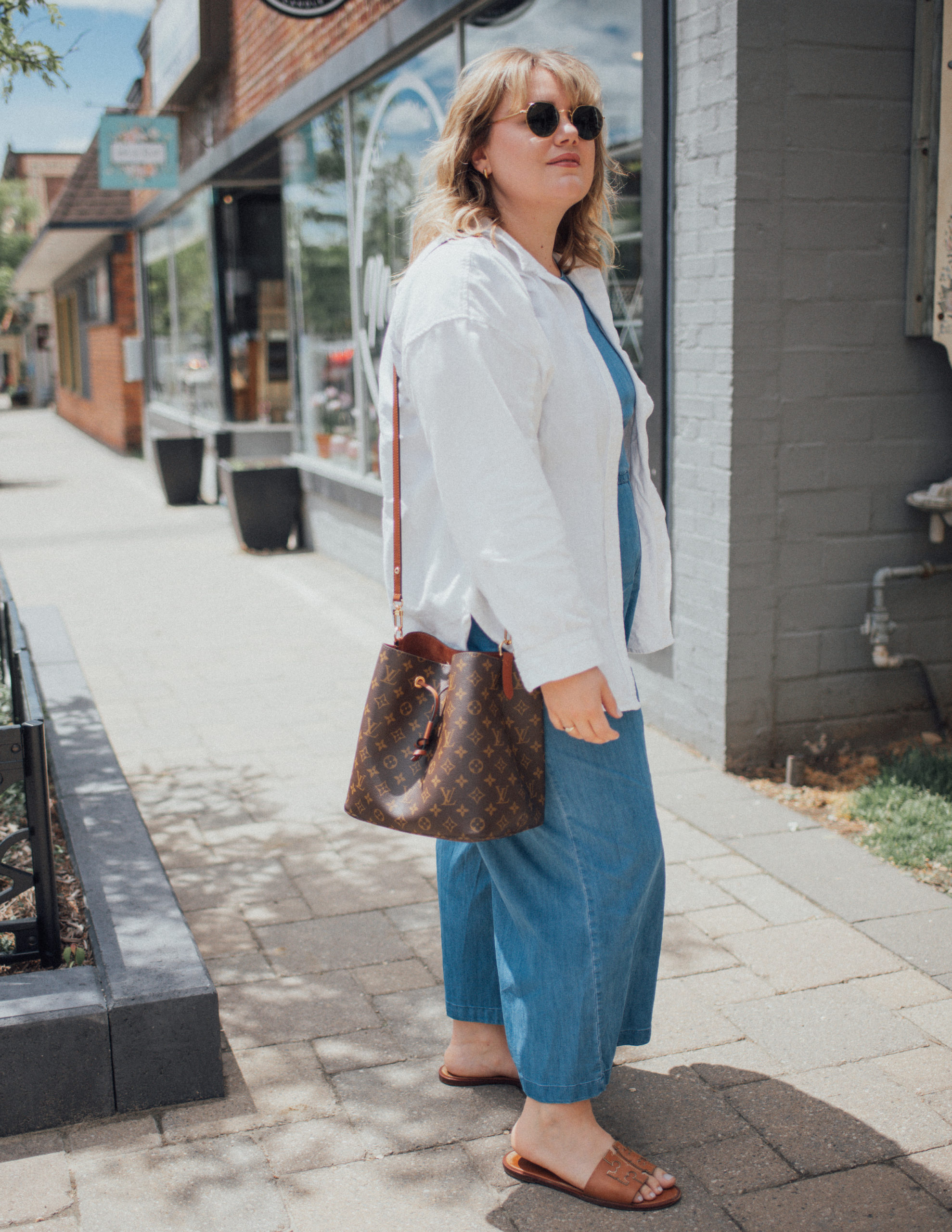 Sharing a plus size coastal grandmother style outfit. Coastal grandmother style is all things light layers, casual chic and comfortable! 