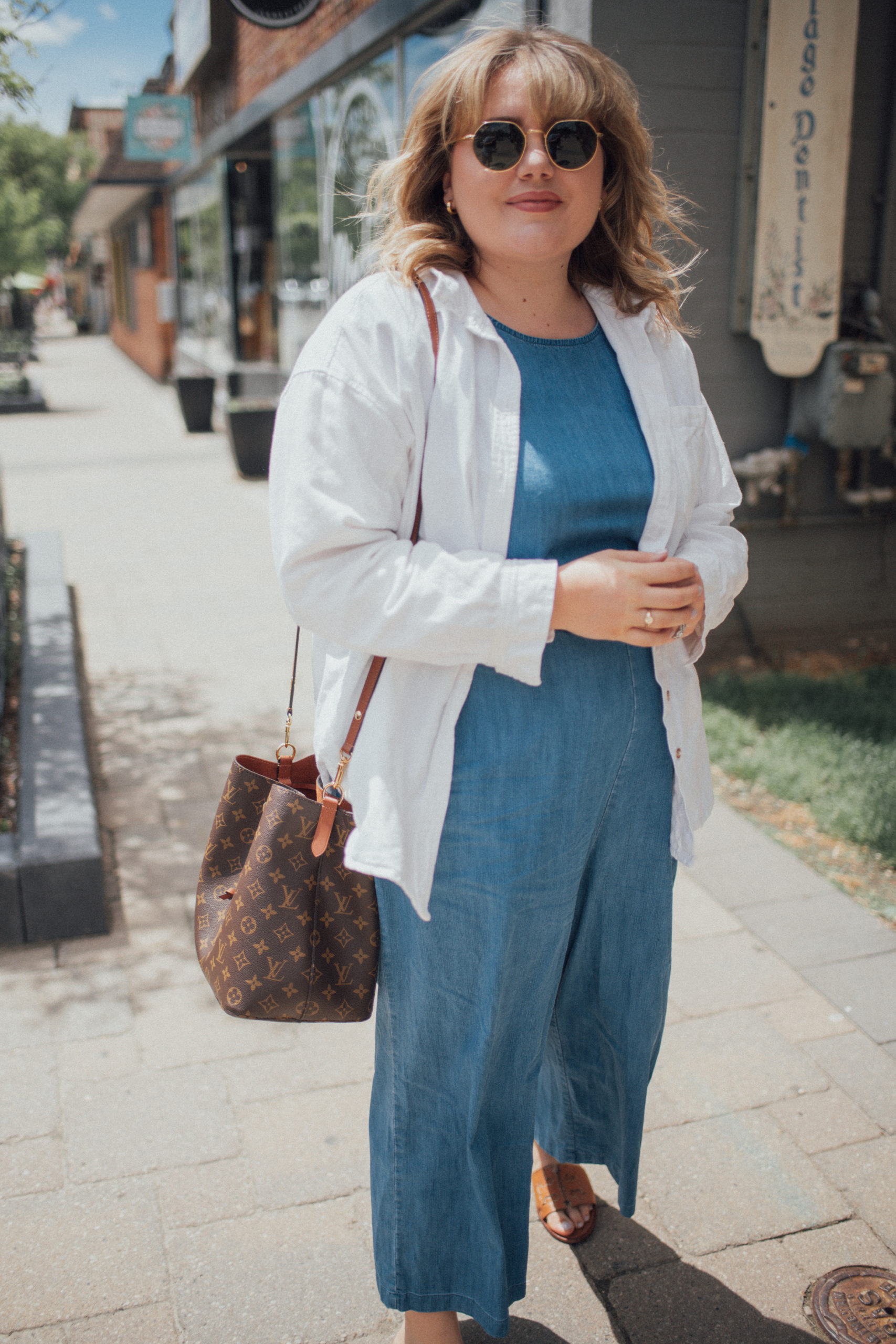 Sharing a plus size coastal grandmother style outfit. Coastal grandmother style is all things light layers, casual chic and comfortable! 